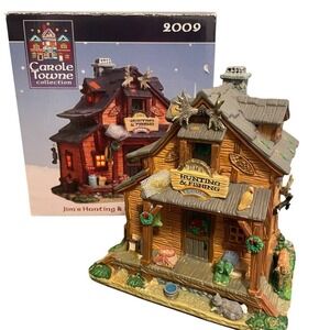 Carole Towne 2009 Jim's Hunting & Fishing Lodge Lighted Christmas Village Cabin